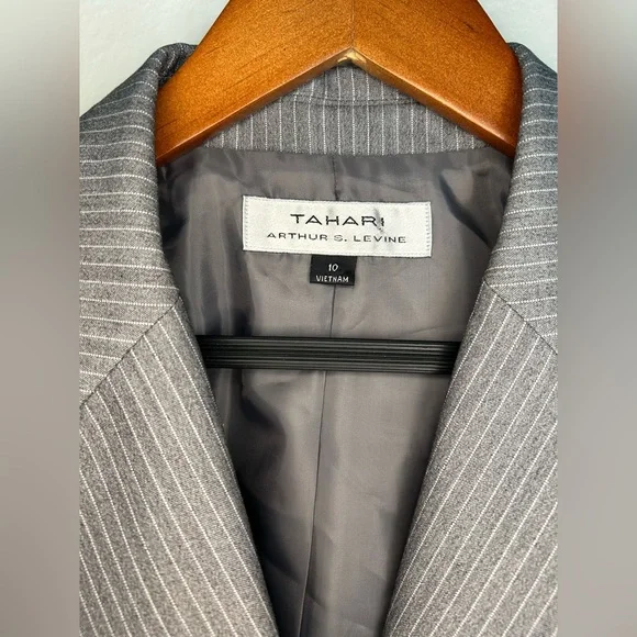 Tahari Arthur S. Levine Gray Pinstripe Blazer Size 10 Structured Shoulder Pads - Picture 3 of 11